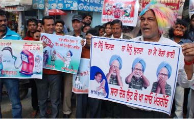 Former municipal councillor Vijay Kumar (right) stages protest along with other residents of Paras Ram Nagar on Sunday against the cap imposed on subsidised LPG cylinders by the Central Government.
