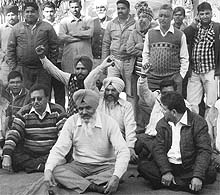 Rice millers stage a dharna outside a godown at Bassi Pathana on Sunday