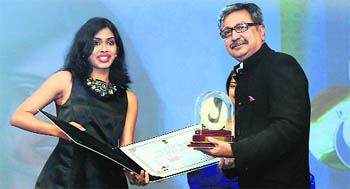 Joint Secretary (Films) I&B Ministry, Raghavendra Singh presents the best female actor award to Anjali Patil for the film With You Without You, at the closing ceremony.