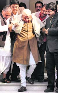 SP president Mulayam Singh Yadav with veteran Congress leader ND Tiwari at his residence in Lucknow on Sunday.