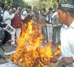 Activists of the Bharatiya Udyog Vyapar Mandal burn an effigy of the UPA government during a demonstration against the FDI in retail at Jantar Mantar in New Delhi on Monday. 