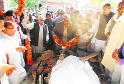 Chief Minister Bhupinder Singh Hooda pays floral tributes to Kishan Singh Sangwan at his residence in Gohana on Monday. Photo: BS Malik