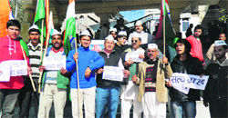 Supporters of Anna Hazare hold a protest in Mandi on Monday. Photo: Jai Kumar