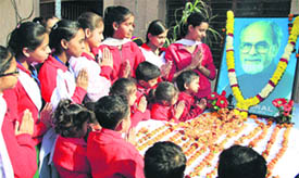 Students of AN Gujral Public School pay their tributes to late Prime Minister IK Gujral in Jalandhar on Tuesday.