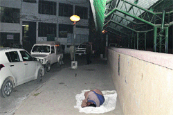 In the absence of a night shelter, a man sleeps in front of the Zone A office of the municipal corporation in Ludhiana. Photo: Inderjeet Verma