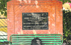 a plaque with the name of Roshan Sunkaria, who served as the MC Commissioner, was installed on a fountain in the same green belt in 2009.