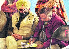 Jeet, father of the girl, records his statement before the police in Jalandhar on Wednesday