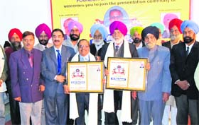Dr Faqir Chand Shukla and Fida Batalvi being honoured with Kewal Vig Award in Jalandhar