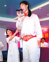 China's Yao Defen thanks the hospital staff in the Chinese city of Guangzhou where she had been undergoing treatment to halt her growth. 