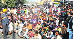 Shopkeepers block traffic in Machhiwara on Thursday. photo by writer