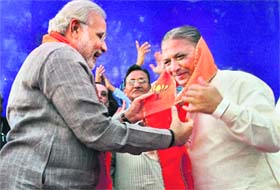 Narendra Modi welcomes Narhari Amin into the BJP