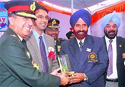 Halvinder Kulwant Singh (retd) being honoured by Lt Gen S Madhok of Vajra Corp
