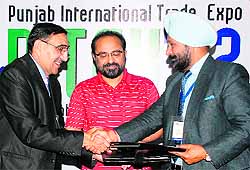 Officials of PHD Chamber of Commerce and Pakistan's Sargodha Chamber of Commerce and Industry sign an MoU at PITEX-2012 in Amritsar on Saturday