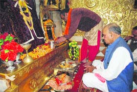 PK Dhumal pays obeisance at the Naina Devi temple on Saturday