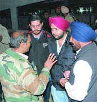 The owner of the Ford Endeavour Harpreet (in red turban) speaks to ASP Patil Ketan Baliran (in jacket) and DSP Gurmeet Kingra (in blue turban) about the incident. 