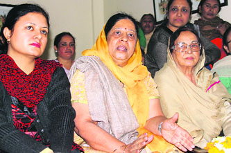 Punjab Mahila Congress president Malti Thapar addresses mediapersons in Amritsar on Sunday.