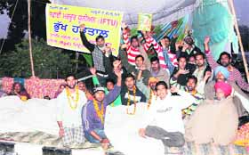 Shunted safai karamcharis on a chain hunger strike outside Guru Nanak Dev University in Amritsar on Monday