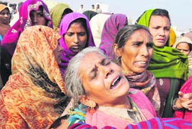 Aggrieved family members of Joginder of Buddha Khera village
