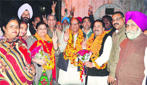Hem Raj Aggarwal, Rakesh Prashar and Sushma Mehta along with Congress leaders at the DCC office in Ludhiana on Monday.