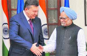 Ukrainian President Viktor Yanukovych with Prime Minister Manmohan Singh in New Delhi on Monday.
