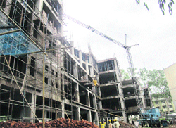 Construction of a super-specialty hospital building at Dr Rajender Prasad Government Medical College, Tanda, going on at a war footing. Photo by writer