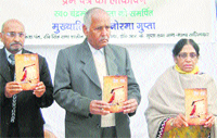 Senior writer Deenu Kashyap releases a book in a programme organised to remember Chander Mohan Gupta. Photo by writer