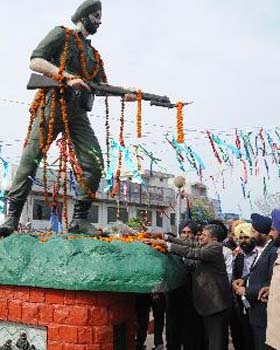 Chief Parliamentary Secretary Sarup Chand Singla and members of the Sainik Wing of the Shiromani Akali Dal (B) offer floral tributes to Naib Subedar Baba Nand Singh on his death anniversary at Fauji Chowk in Bathinda on Wednesday