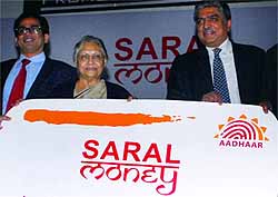 Chief Minister, Sheila Dikshit, along with Nandan Nilekhani, CEO of UDAI, launches Saral Money scheme at a function in New Delhi on wednesday