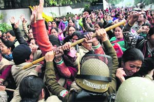 Protesting ANMs on their way to the CMs residence being stopped by women police personnel in Dehradun on Thursday.