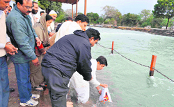 Ashes of first Uttarakhand Chief Minister Nityanand Swami being immersed in the Ganga at Sati Ghat, Kankhal, near Haridwar on Friday. Tribune photo: Rameshwar Gaur