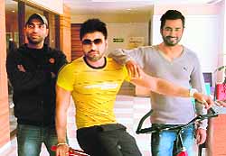 Actor Aarya Babbar (centre)