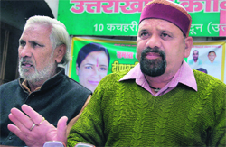 Trivendra Singh Panwar, president of the Uttarakhand Kranti Dal (Panwar), addressing a press conference in Dehradun on Saturday. Tribune photo by Vinod Pundir 