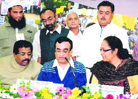 Union Minister for Housing and Poverty Alleviation Ajay Maken with a delegation of the Uttarakhand Small-Scale Traders Association in New Delhi recently.