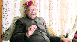 Former Union Telecommunications Minister Sukh Ram addresses mediapersons in Shimla on Sunday.