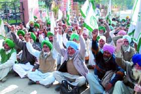 Members of the Bharatiya Kisan Union (Ekta-Dakonda) protest outside the Mini-secretariat; residents of Hans Nagar