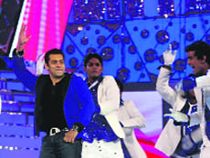 Salman shakes a leg at Golden Petal Awards