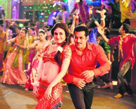 Kareena Kapoor & Salman Khan in Fevicol Se