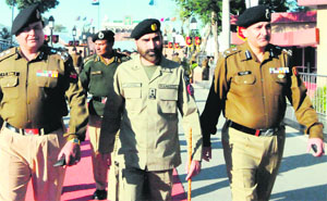 BSF Deputy Inspector-General PS Bains (L) with Pakistan Rangers Director- General Brig Mohammad Jamil at the Wagah border on Wednesday.