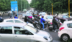 The traffic jams have become the order of the day on the road.