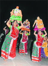 Artistes from Khandwa (MP) perform Madhya Pradeshs folk dance Nimar Gangaur at the inaugural function of Geeta Jayanti on the banks of Brahamsarovar in Kurukshetra.