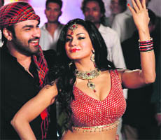 Veena Malik in Jatts Golmaal