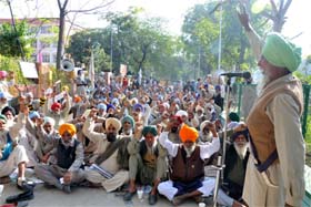 Members of the Bharatiya Kisan Union (Ekta-Sidhupur) hold an agitation against the government in Bathinda on Friday.