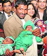 Yogeshwar Dutt holding a child in Chandigarh