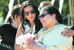 Late Ravi Shankar's wife Sukanya Rajan (R) is comforted by daughter Anoushka Shankar after a memorial service in California on Thursday.  Reuters