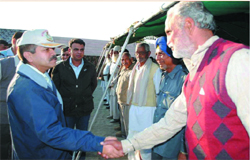 Amogh Division GOC NC Badhani (left) interacts with an ex-serviceman at Bakayanwala village located on the Abohar-Hindumalkot road.