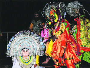 Artistes from Jharkhand perform Abhimanyu vadh from the Mahabharata during the Gita Jayanti celebrations in Kurukshetra. 