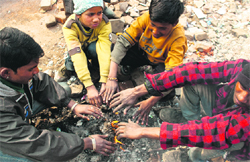 Chlidren gather around a bonfire to warm themselves in Srinagar on Monday. Photo: Yawar Kabli