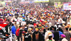 A huge rush of devotees at the Shaheedi Jor Mela in Fatehgarh Sahib on Wednesday. Tribune photo: Vicky Gharu