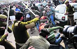Policemen lathicharge agitating Rehbar-e-Taleem teachers in Jammu on Wednesday