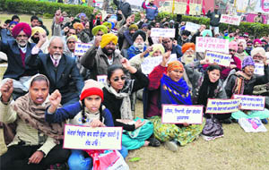 Members of the Inkalabi Kendra protest against the Delhi gang rape incident in Ludhiana 